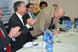 Procurador Geral de Justiça do Ministério Público do Paraná, Gilberto Giacoia, assina termo de criação do Núcleo de Promoção de Direitos Humanos da População em Situação de Rua.