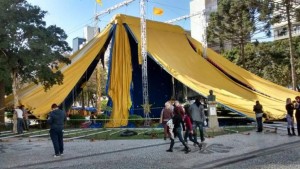 Circo da Democracia já está instalado na Praça Santos Andrade. (Foto: Flávia Rossito )